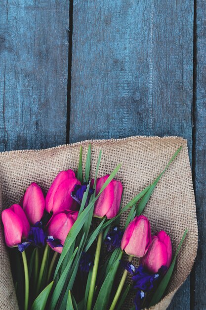 Tulipe bouquet sur une table en bois