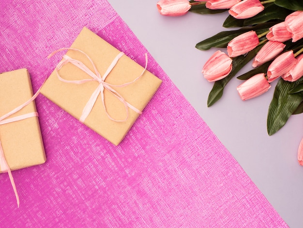 Tulipe pourpre et coffret cadeau sur fond violet