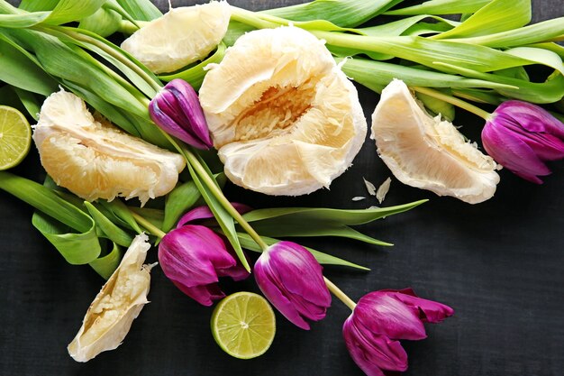 Tulipes Et Agrumes Violets Frais Sur Fond Noir, Vue De Dessus