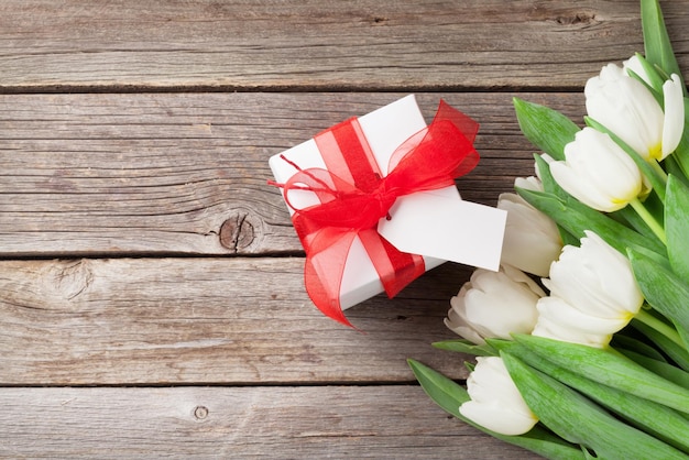 Tulipes blanches et coffret cadeau