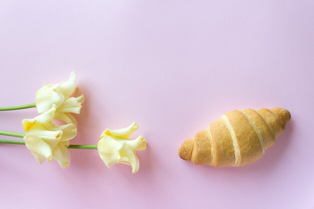 Tulipes blanches et croissant sur une rose, le d'un petit-déjeuner romantique