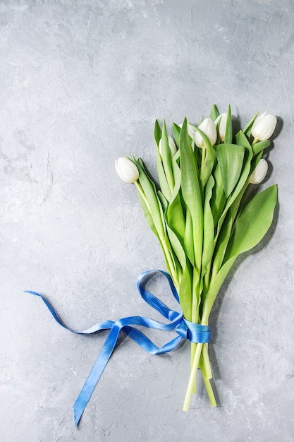 Tulipes blanches sur gris