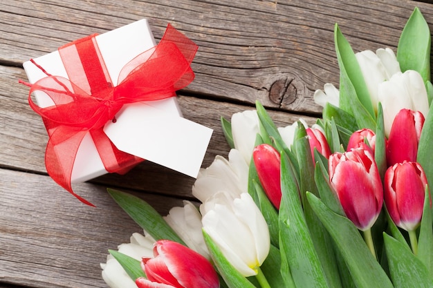Tulipes blanches et rouges et coffret cadeau