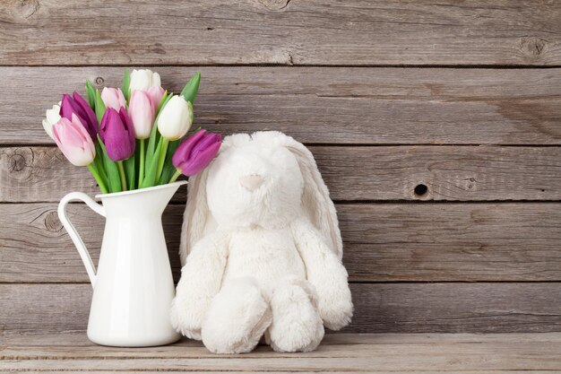 Tulipes colorées et carte de Pâques lapin