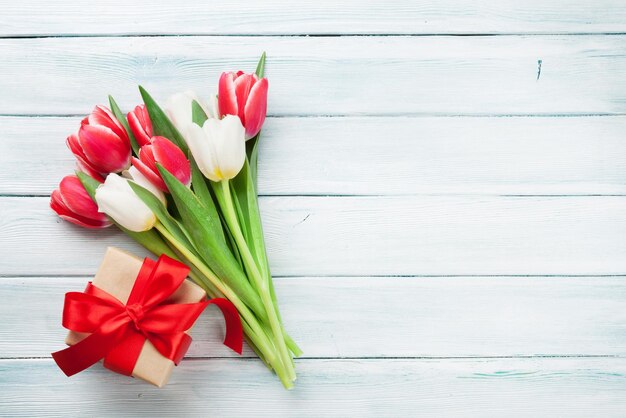 Tulipes colorées et coffret cadeau