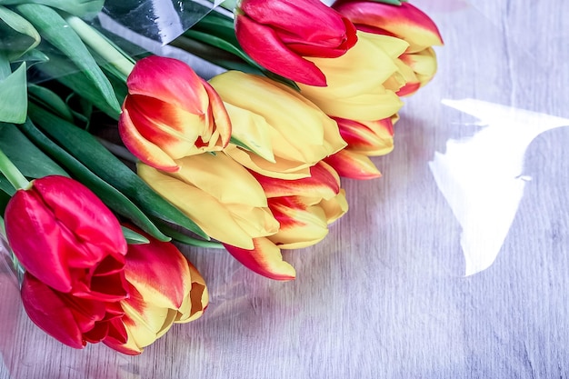 Photo tulipes colorées sur une table en bois pour la saint-valentin