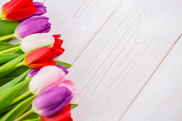 Tulipes colorées sur la table en bois