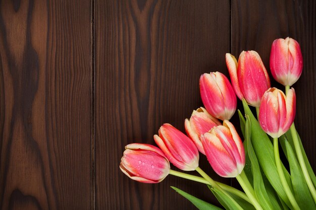 Tulipes colorées sur table en bois