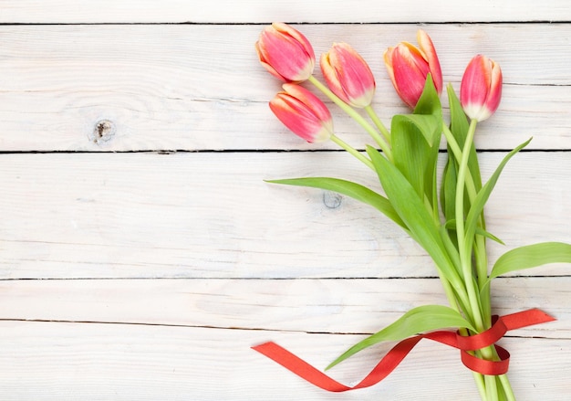 Tulipes colorées sur la table en bois