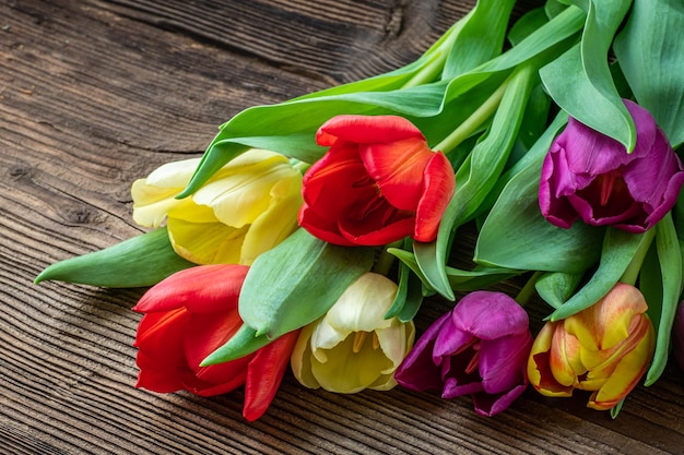 Tulipes colorées sur la table en bois