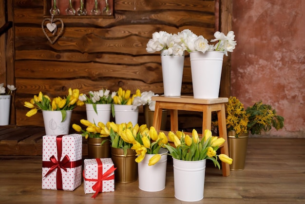 Des tulipes dans des vases au printemps Des fleurs multicolores en février dans un studio photo