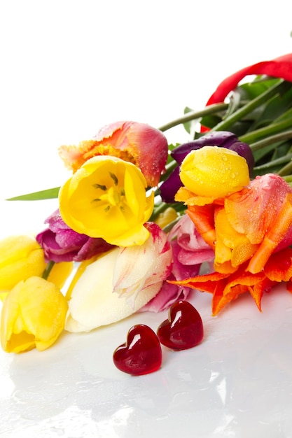 Tulipes et deux coeurs rouges