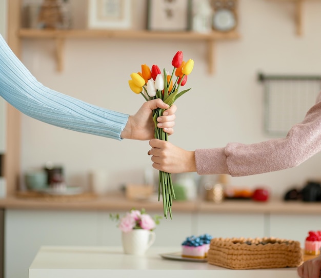 Tulipes entre les mains de deux personnes