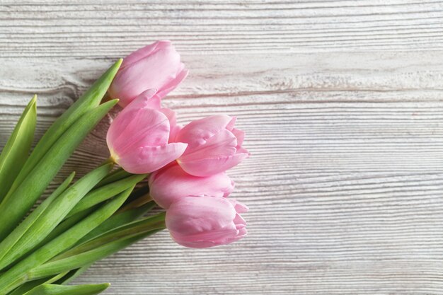 Tulipes fleurs sur fond de bois