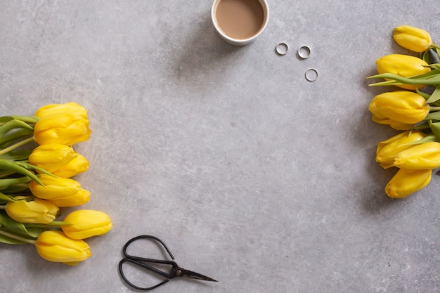 tulipes fleurs jaunes et vue de dessus de café