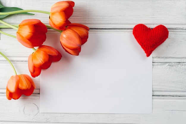 Tulipes de fleurs rouges et une place pour l'inscription au centre. Journée internationale de la femme