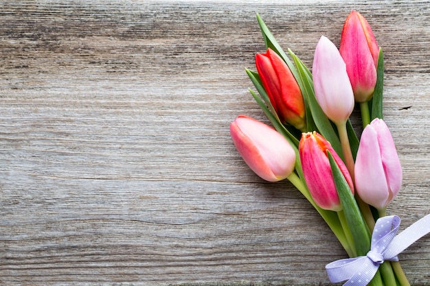 Tulipes sur le fond en bois.