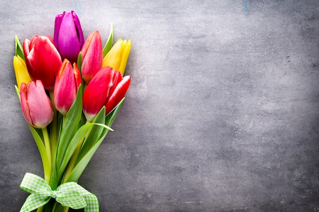 Tulipes sur fond gris.