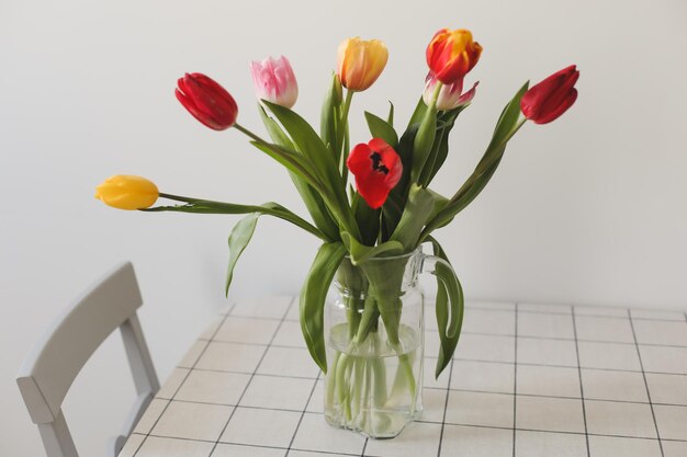 Tulipes fraîches colorées sur fond clair