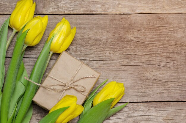 Tulipes Jaunes Et Coffret Cadeau Sur Fond En Bois