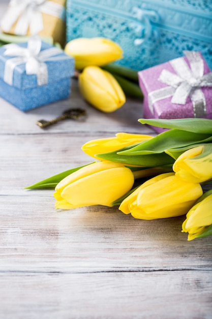 Tulipes jaunes dans une boîte en métal bleue