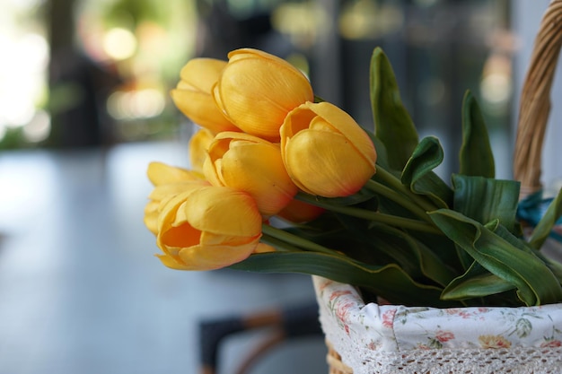 Tulipes jaunes dans un panier