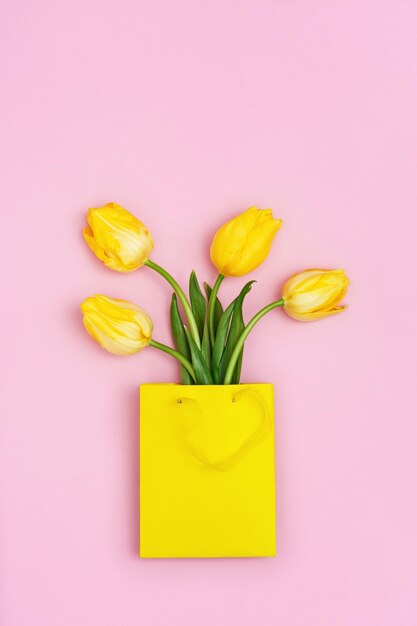 Tulipes jaunes dans un sac en papier Fleurs printanières lumineuses