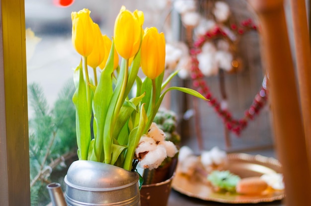 Tulipes jaunes dans un vase en verre sur la table du café de la rue