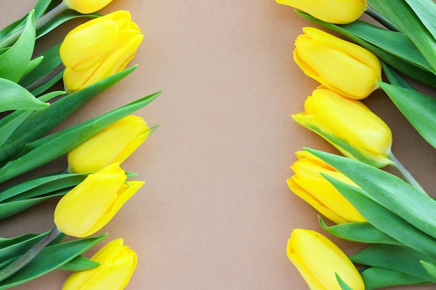 Tulipes jaunes sur fond beige. Belles fleurs jaune printanier. Un cadeau pour une femme en vacances ou un signe d'attention