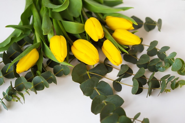 tulipes jaunes sur table