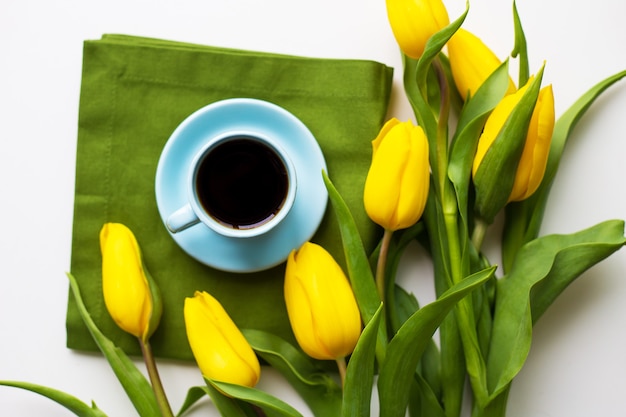 Tulipes jaunes avec tasse de café