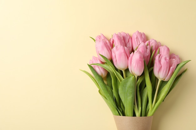 Tulipes en papier kraft sur fond beige, espace pour le texte