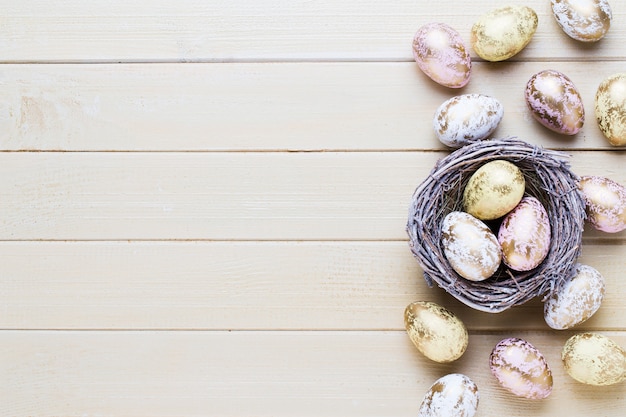 Tulipes de Pâques de printemps dans un seau sur fond vintage blanc.