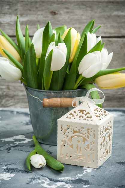 Tulipes et un paquet cadeau