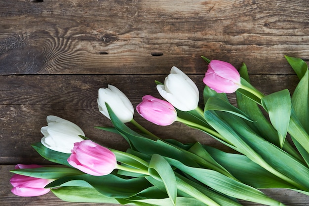 Tulipes roses et blanches sur une table en bois