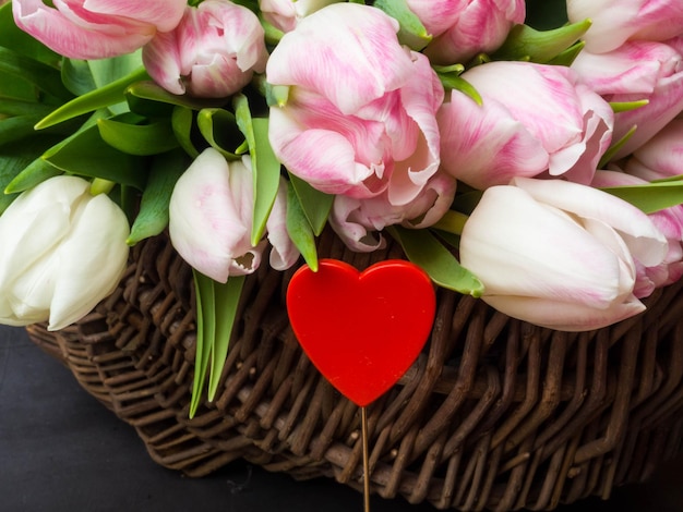 Tulipes roses dans un panier se bouchent