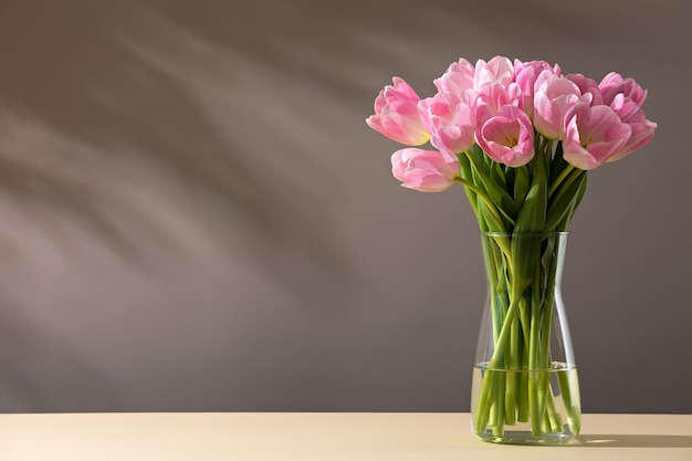 Tulipes roses dans un vase sur une table