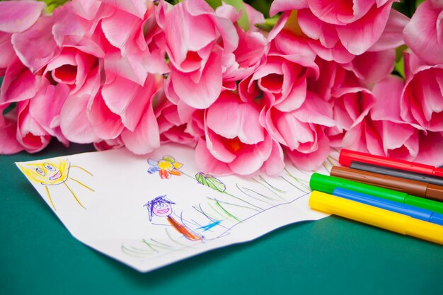 Tulipes roses et dessin pour enfants. Cadeau à maman pour la fête des mères, l'anniversaire ou la fête de Pâques.