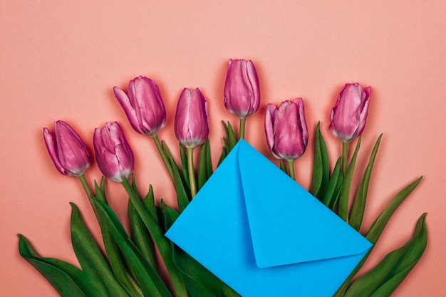 tulipes roses avec enveloppe bleue