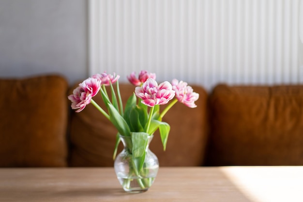 Tulipes roses sur fond blanc Belle carte pour la fête des mères ou la fête des femmes