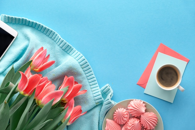 Tulipes roses sur un pull en coton de couleur menthe et des cartes de vœux