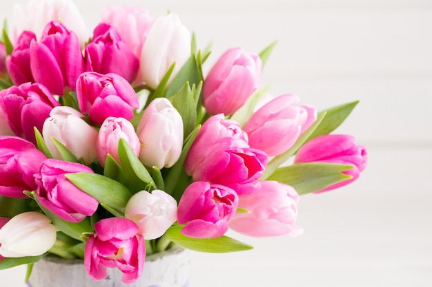 Tulipes roses sur table en bois blanc