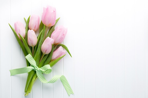 Tulipes roses sur table en bois blanc