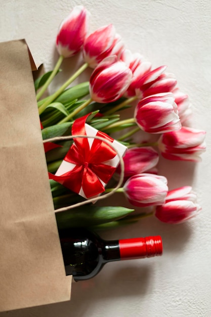 Tulipes rouges en cadeau pour la fête des femmes ou la fête des mères