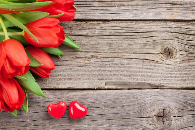 Tulipes rouges et coeurs de bonbons