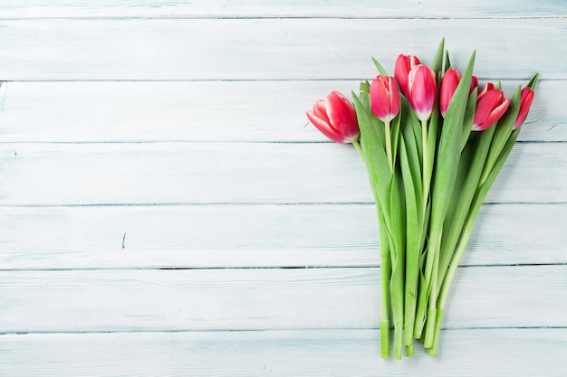 Tulipes rouges sur fond de bois