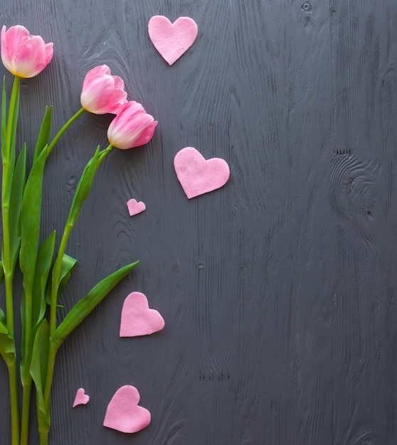 Tulipes rouges sur fond gris