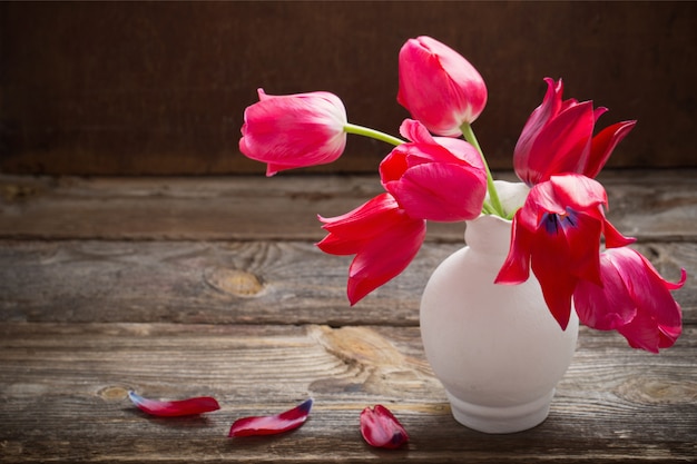 Tulipes rouges sur fond sombre ancien