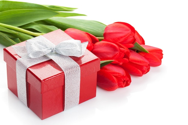 Tulipes rouges fraîches avec boîte-cadeau