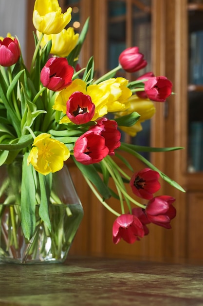 Tulipes sur une table dans un salon